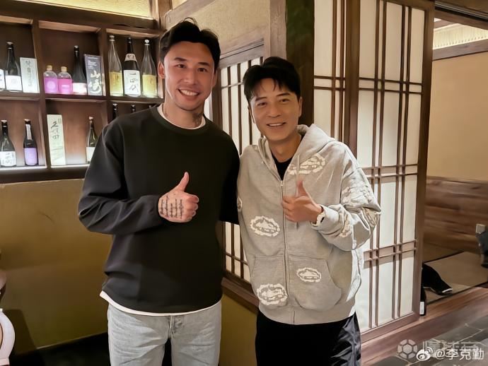 李克勤晒与张琳芃合影：上海工作+好友相聚，很开心