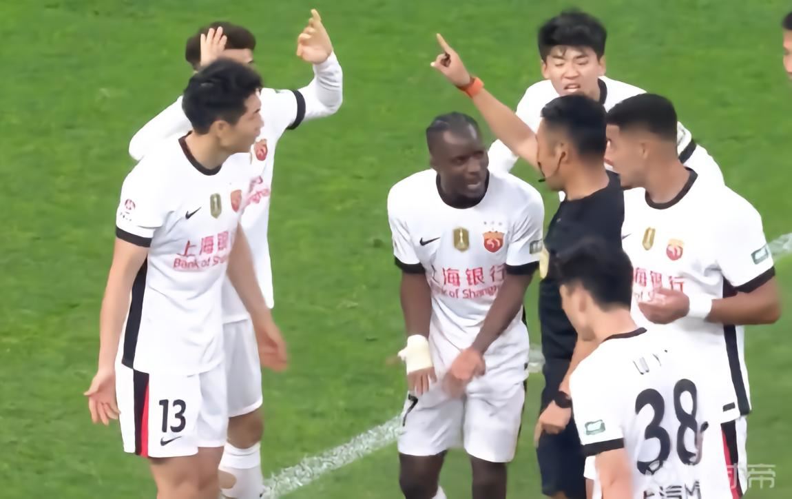 沪媒评海港吃亏：主裁判业务水平不适合执法中超