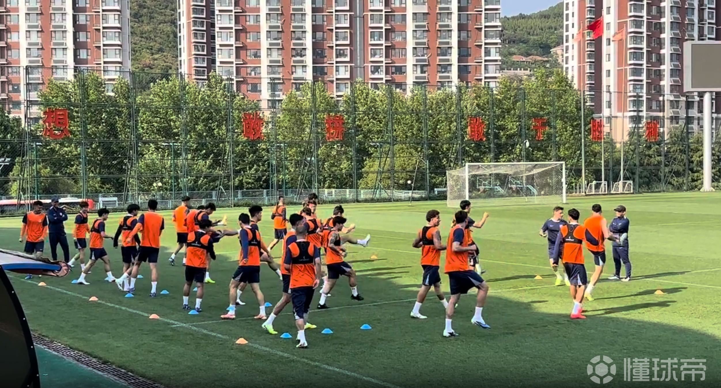 因伤缺席两轮中超后，王大雷在对阵青岛西海岸的比赛中复出