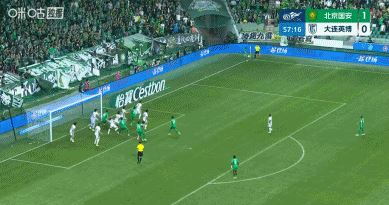 国安角球开出黄山自摆乌龙 十人国安2-0领先英博