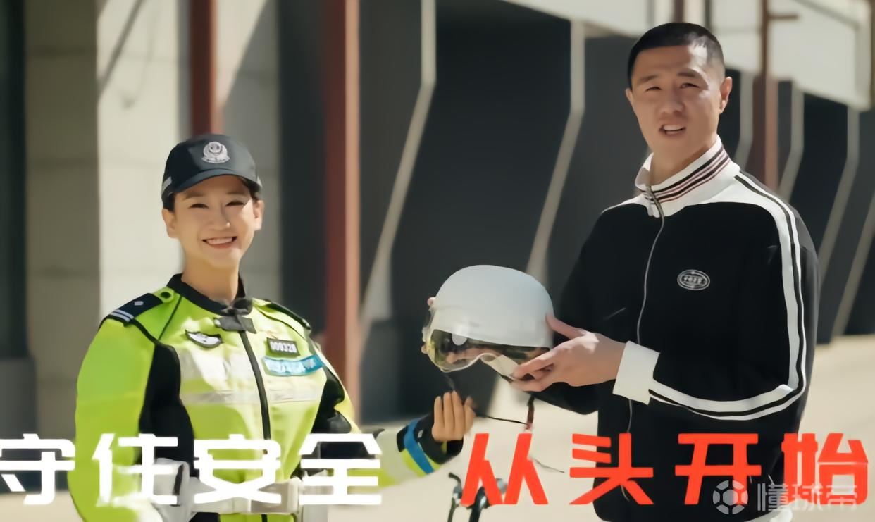 跟着侯森学文明骑行，侯森参与拍摄北京交警安全宣传片