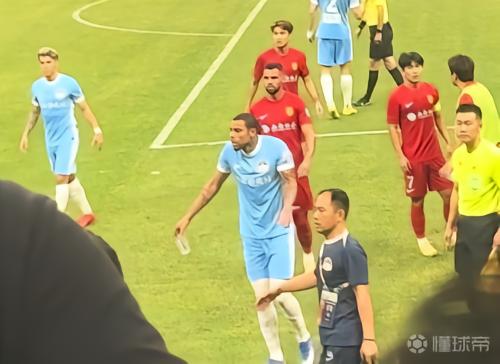 河南队外援古斯塔沃进球庆祝时，铜梁龙球迷向其投掷大量水瓶