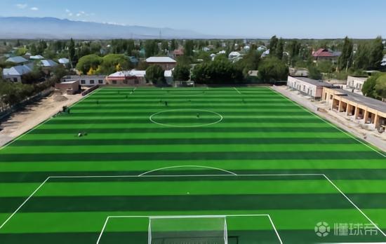 新疆伊宁一青年投资500万元，在当地自建FIFA标准足球场