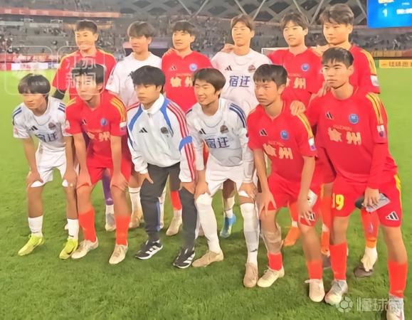 徐州vs宿迁赛后，江苏常晋球员合影，苗润东、张桐瑞交换球衣
