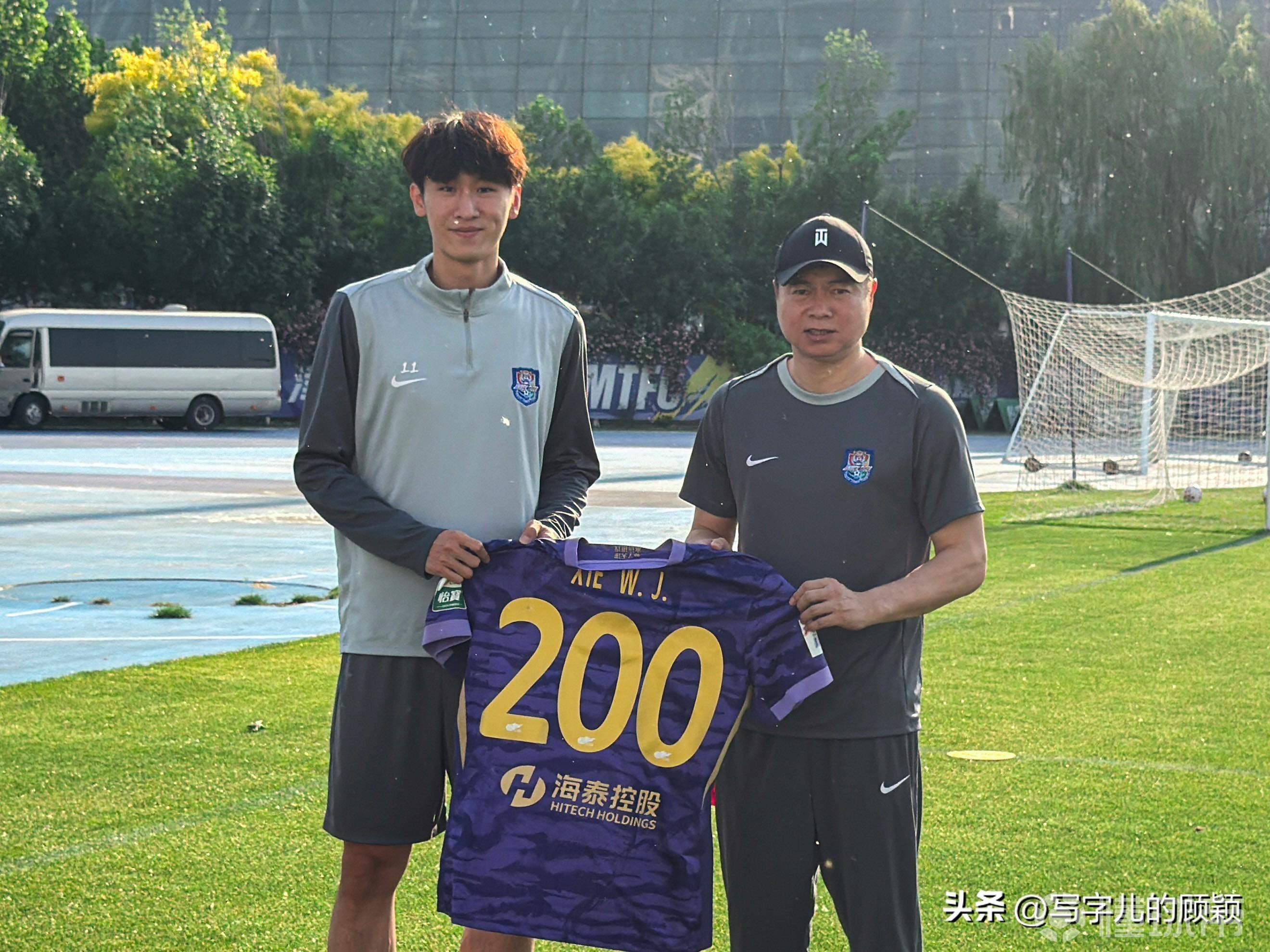 记者晒照：谢维军收到津门虎颁发的200场里程碑纪念球衣