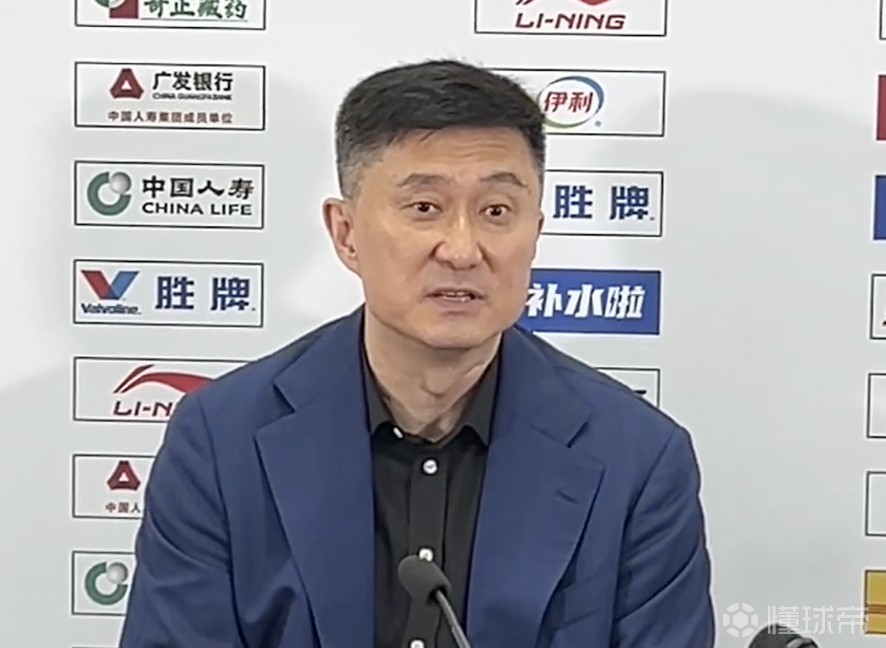 杜锋：本赛季一路磕磕绊绊很不容易，感谢球员们对教练组的支持